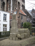 901082 Afbeelding van een zandculptuur van de Domkerk met toren, in Flora's Hof aan de Servetstraat te Utrecht.N.B. De ...